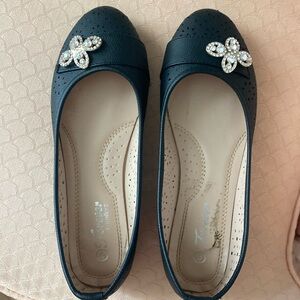 ❤️NWOT Forever Comfort size 6 Black Flats w Jewel